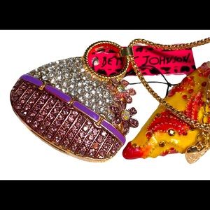 💜👛pretty purple and floral Betsey Johnson purse necklace